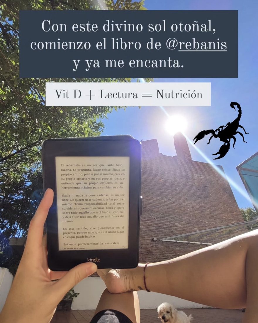 Una lectora con el libro en un Kindle al sol
